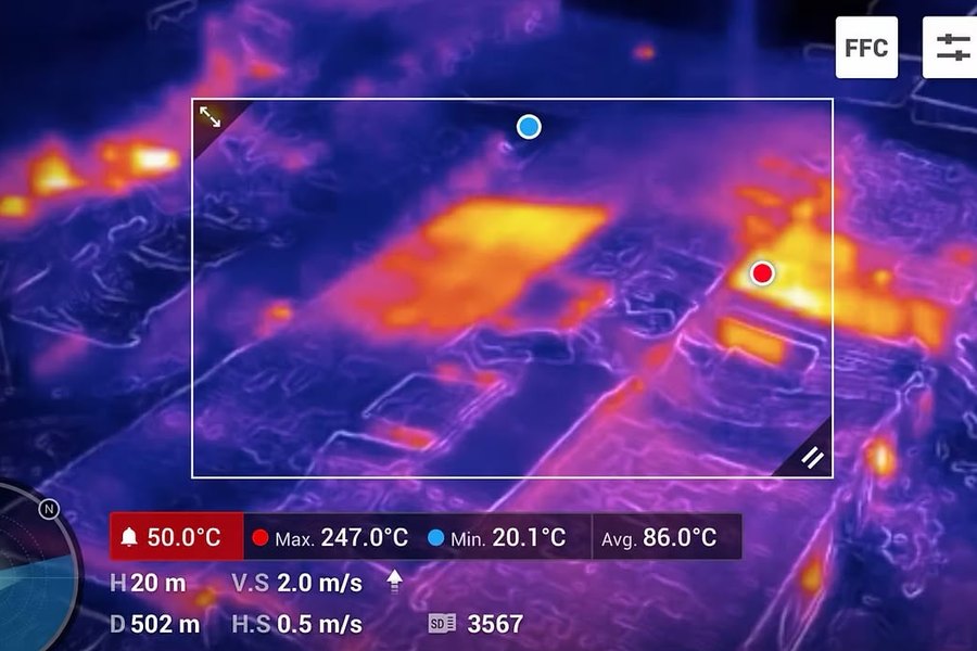 Imagem térmica aérea real captada pelo drone, com leitura de temperatura na tela